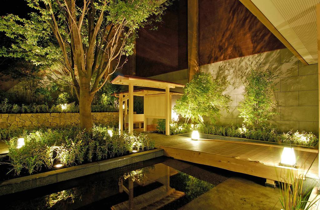 Hakone Tokinoshizuku Hotel Ngoại thất bức ảnh A Japanese garden at night