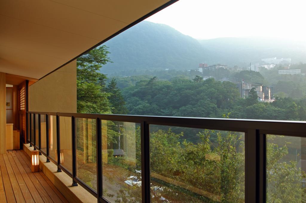 Hakone Tokinoshizuku Hotel Ngoại thất bức ảnh A glass balustrade