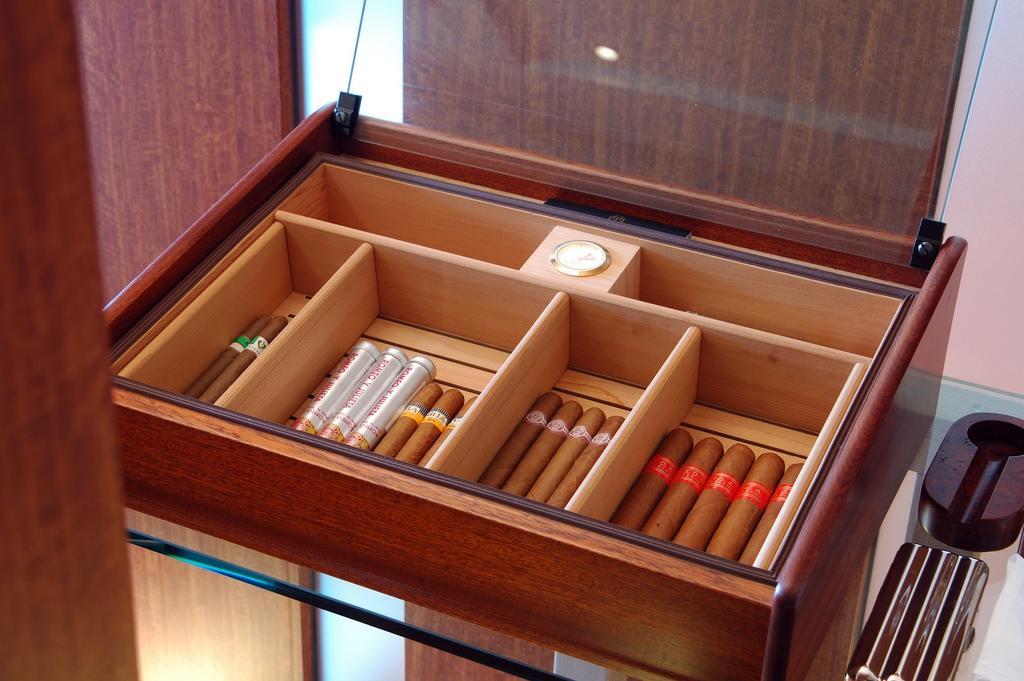 Hakone Tokinoshizuku Hotel Ngoại thất bức ảnh A cigar humidor